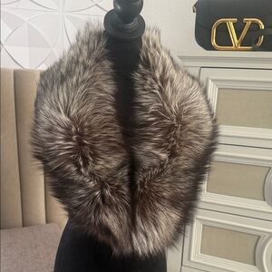 SAGA FOX FUR COLLAR SCARF